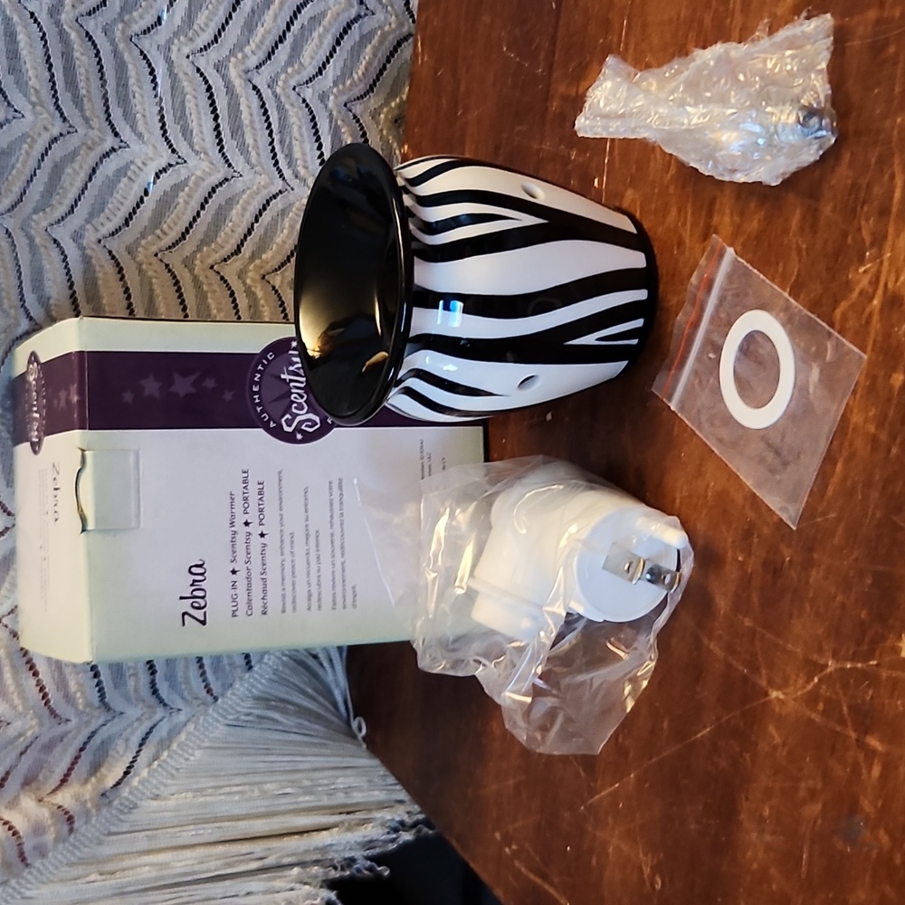 SCENTSY Zebra Plug In Portable Wax Warmer NIB Black White